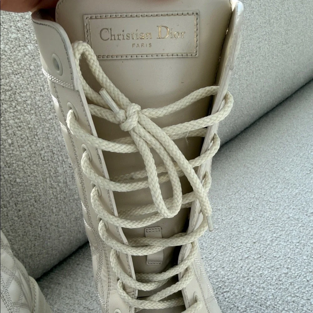 Dior D-Unit Ankle Boot
White Quilted Cannage Calfskin size 37 - Picture 2 of 9